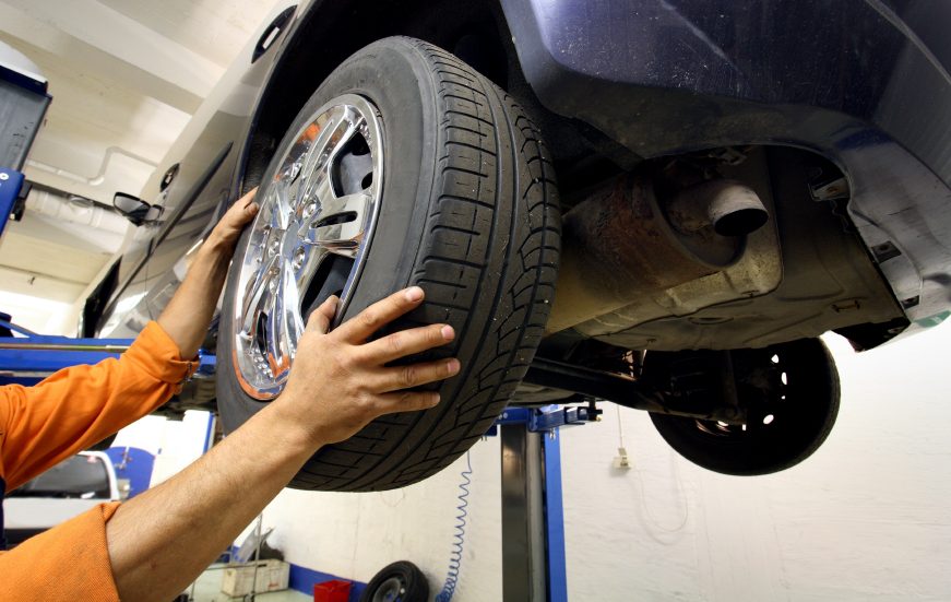 Smontaggio di una ruota su ponte sollevatore in officina